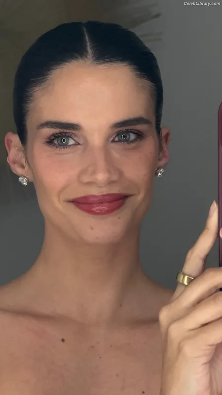 Sara Sampaio photo 3 of 488
