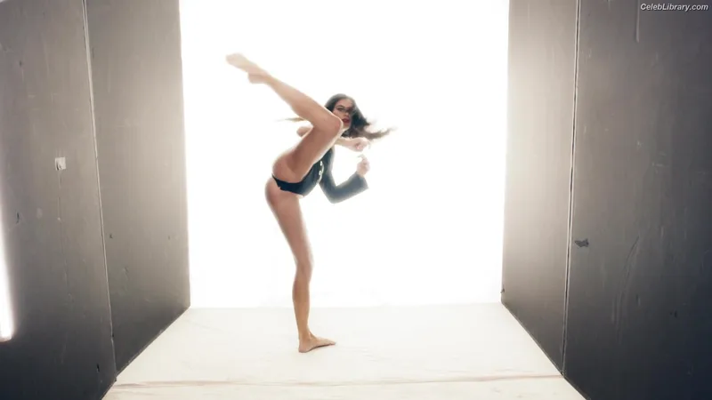 Sara Sampaio photo 21 of 488