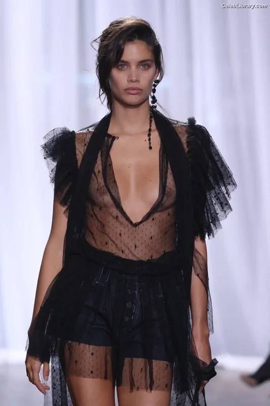 Sara Sampaio photo 6 of 488