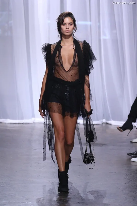 Sara Sampaio photo 11 of 488