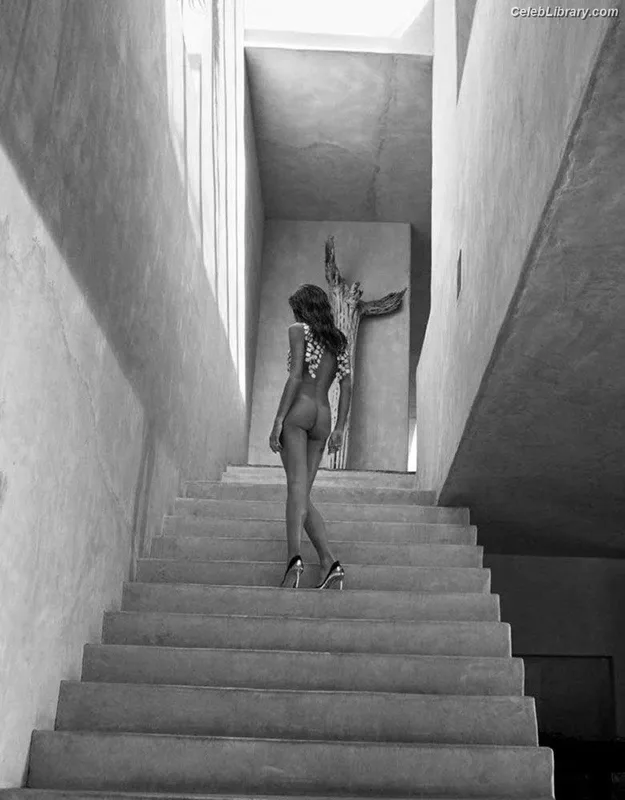 Sara Sampaio photo 4 of 488