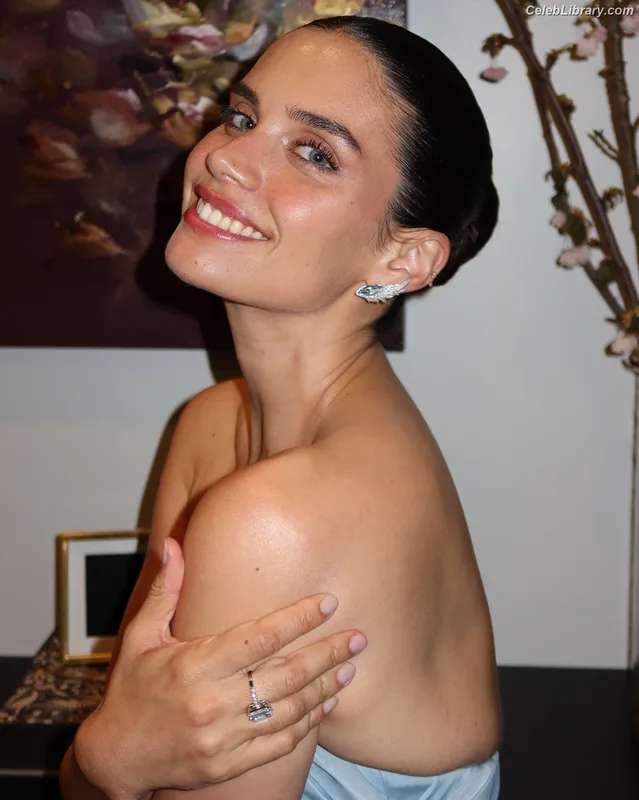 Sara Sampaio photo 1 of 488