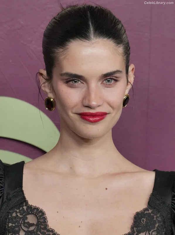 Sara Sampaio photo 8 of 488