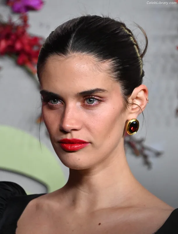 Sara Sampaio photo 14 of 488