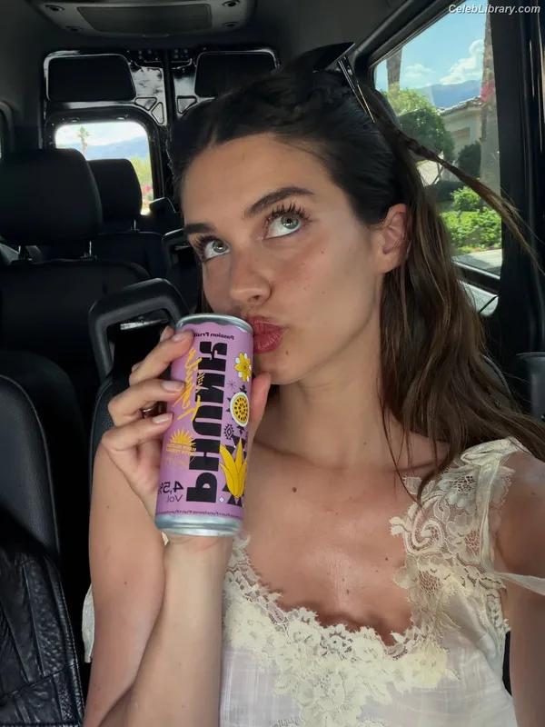 Sara Sampaio photo 23 of 488