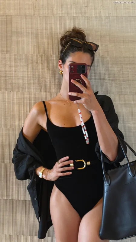 Sara Sampaio photo 7 of 488