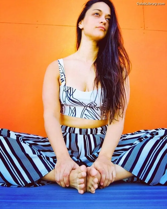 Sara Tomko photo 2 of 24