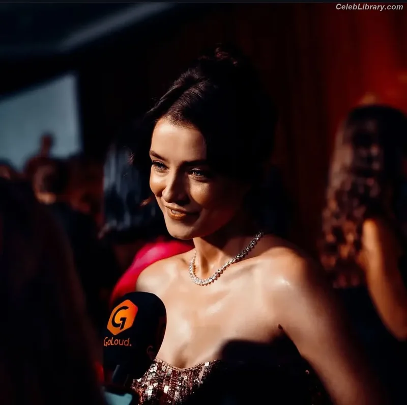 Sarah Bolger photo 2 of 29