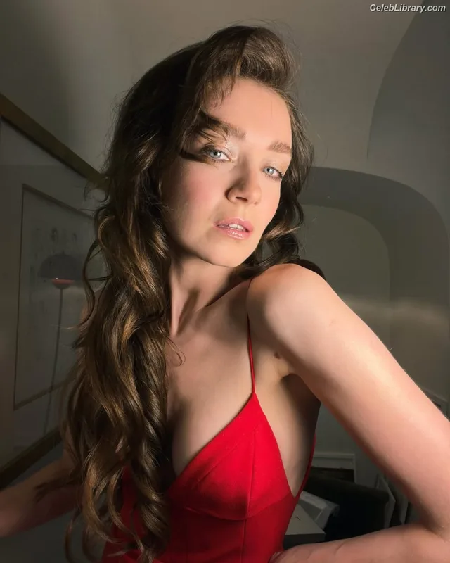 Sarah Bolger photo 17 of 29