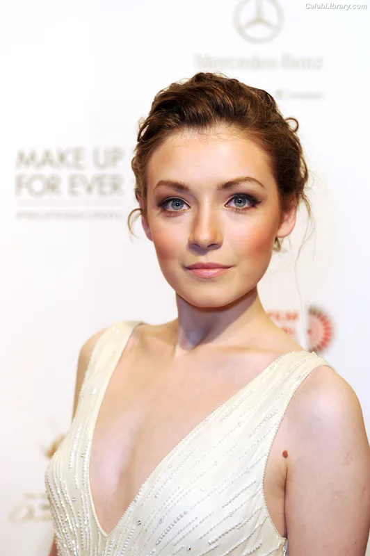 Sarah Bolger photo 23 of 29