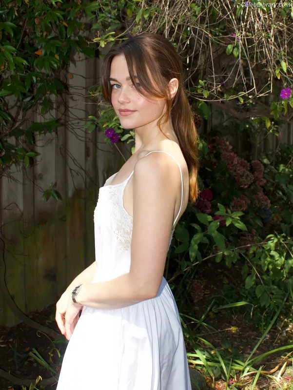 Sarah Catherine Hook photo 8 of 236