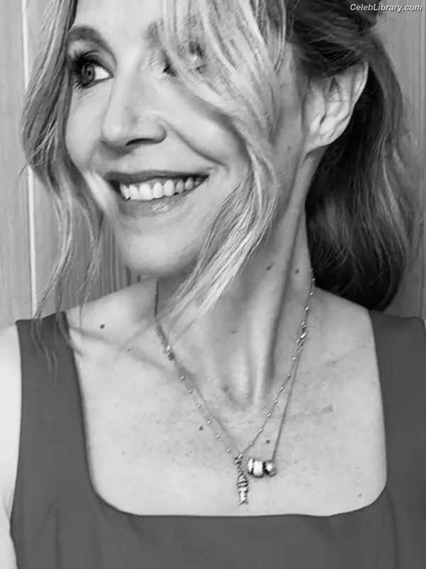 Sarah Chalke photo 14 of 20