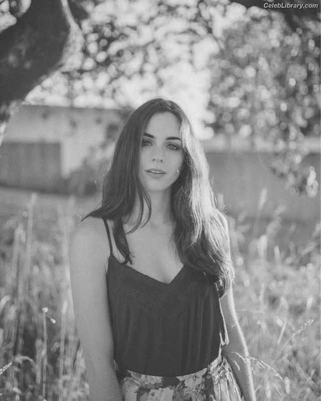 Sarah Desjardins photo 18 of 160