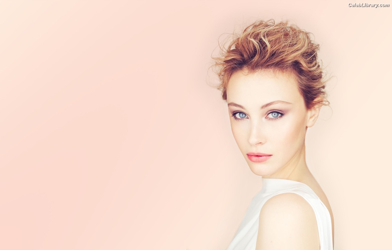 Sarah Gadon photo 23 of 42