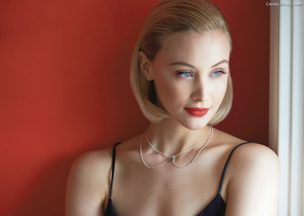Sarah Gadon photo 10 of 42