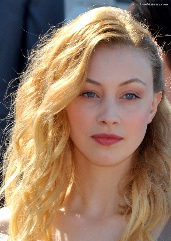 Sarah Gadon photo 14 of 42