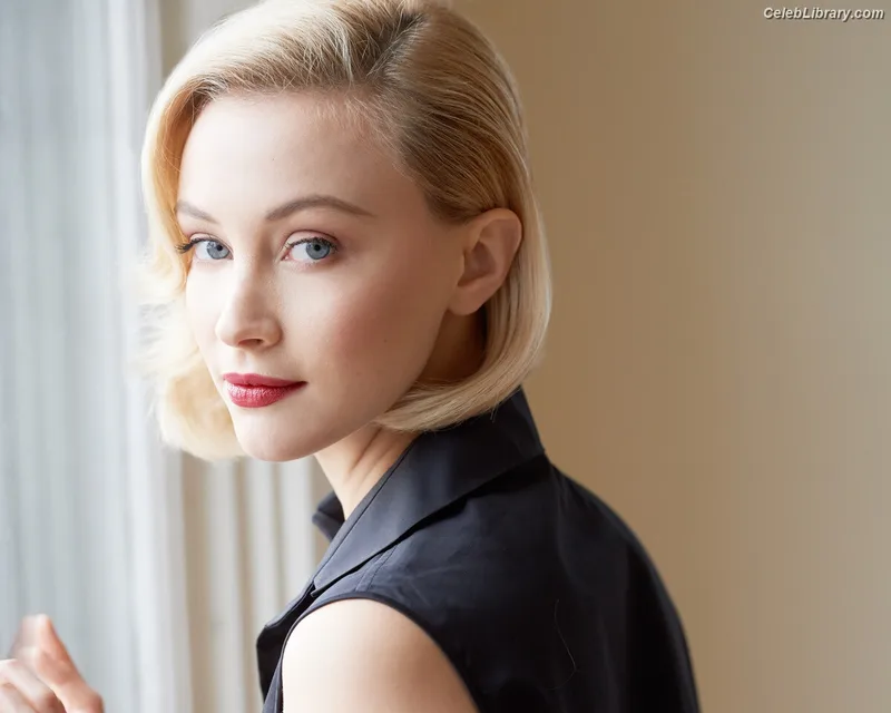 Sarah Gadon photo 15 of 42