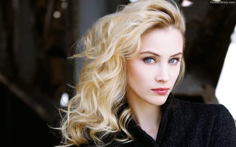 Sarah Gadon photo 16 of 42