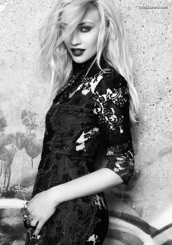Sarah Gadon photo 17 of 42
