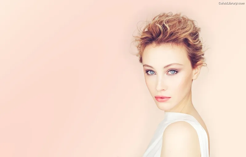 Sarah Gadon photo 23 of 42
