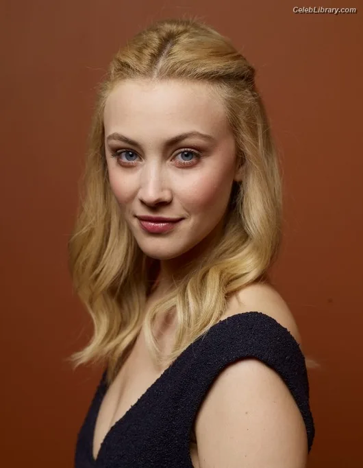 Sarah Gadon photo 24 of 42