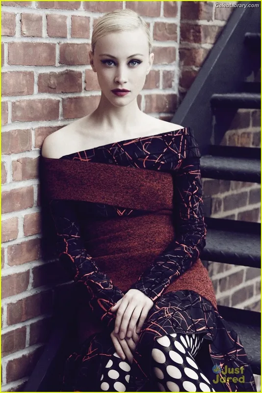 Sarah Gadon photo 3 of 42