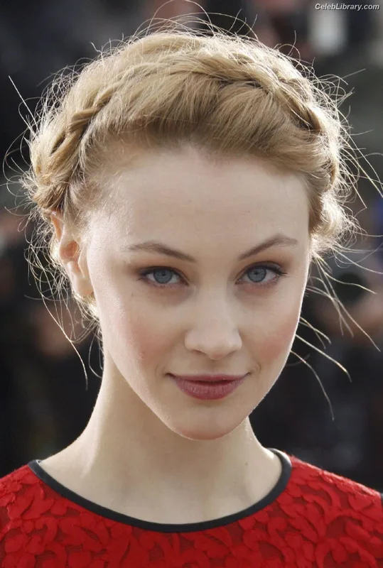 Sarah Gadon photo 7 of 42