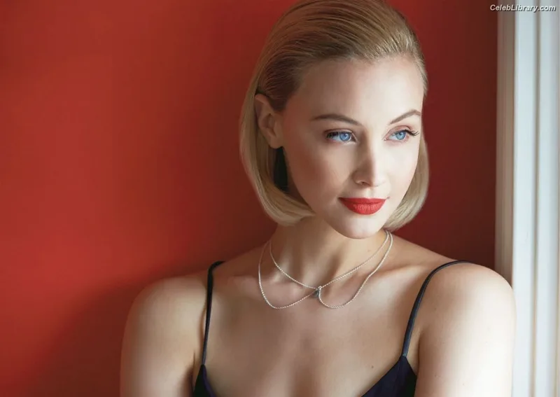 Sarah Gadon photo 10 of 42