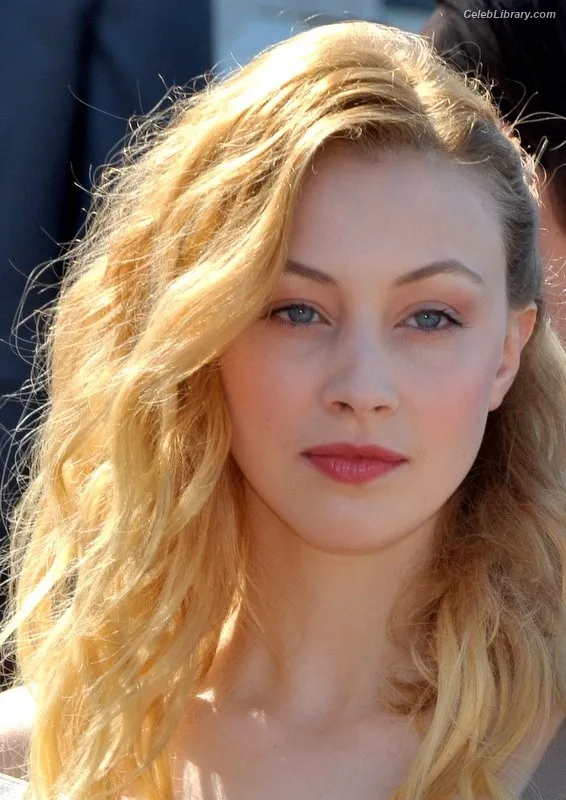 Sarah Gadon photo 14 of 42