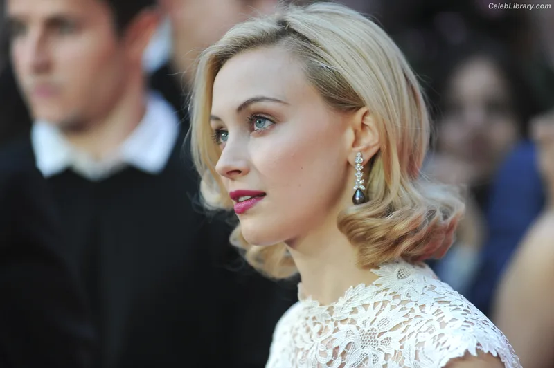 Sarah Gadon photo 17 of 42
