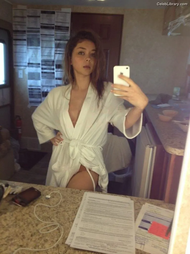 Sarah Hyland photo 14 of 297