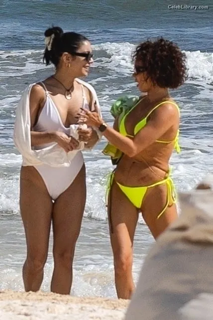 Sarah Hyland photo 18 of 297