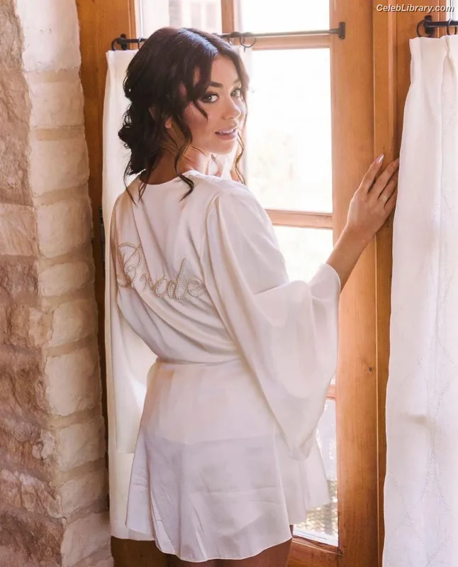 Sarah Hyland photo 12 of 297
