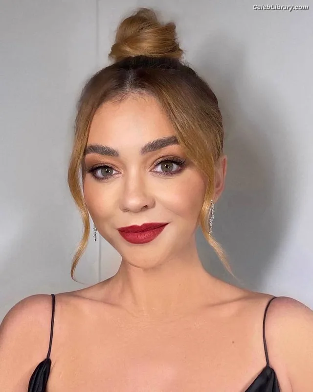 Sarah Hyland photo 2 of 297