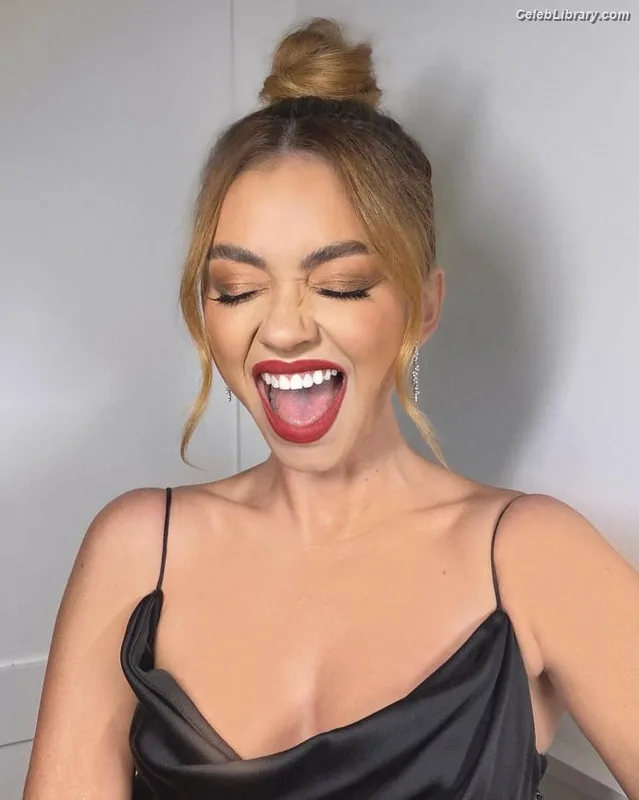Sarah Hyland photo 5 of 297