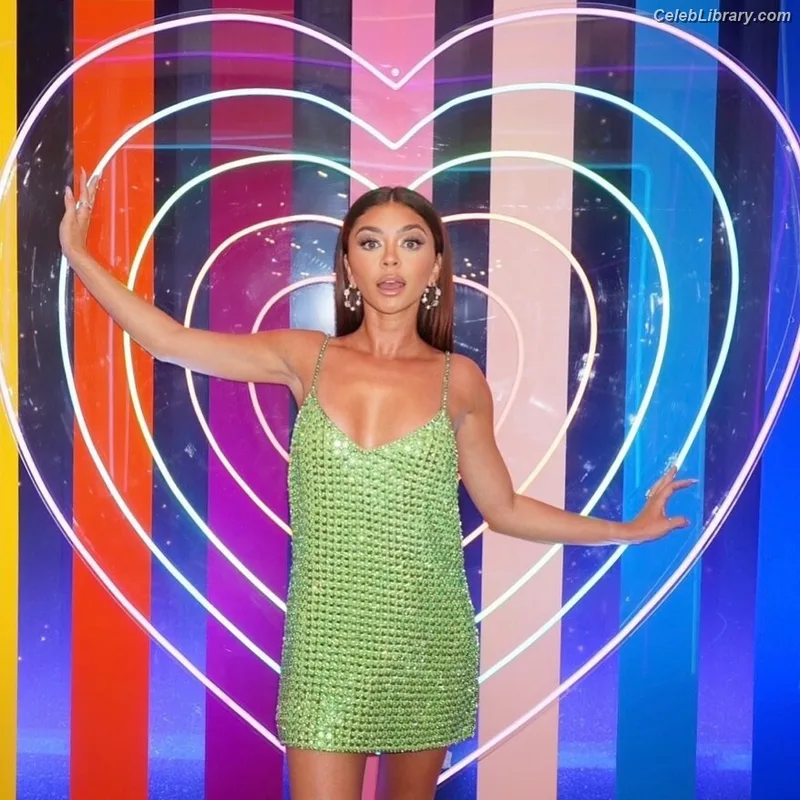 Sarah Hyland photo 14 of 297