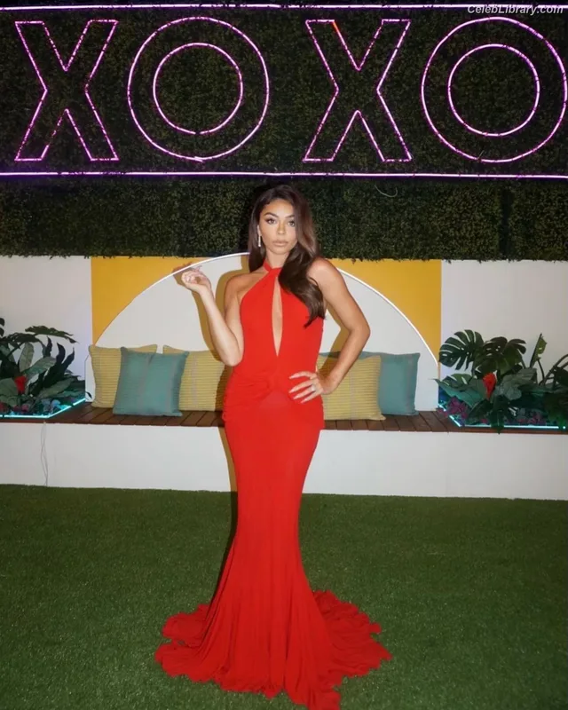 Sarah Hyland photo 15 of 297