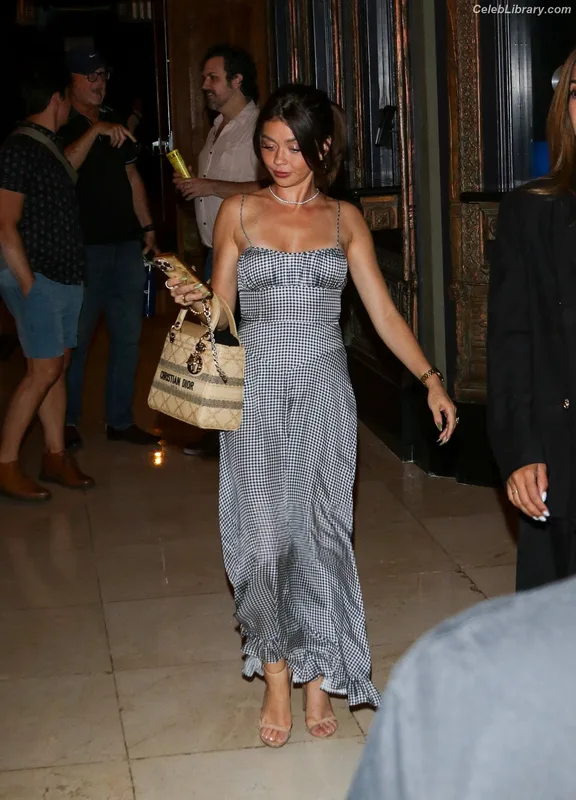Sarah Hyland photo 24 of 297
