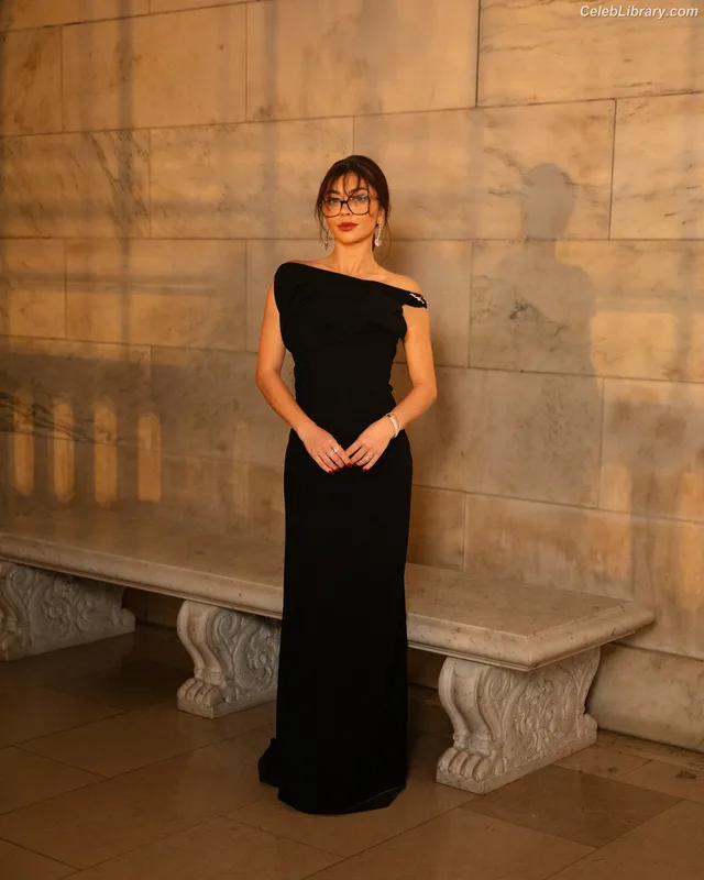 Sarah Hyland photo 2 of 297