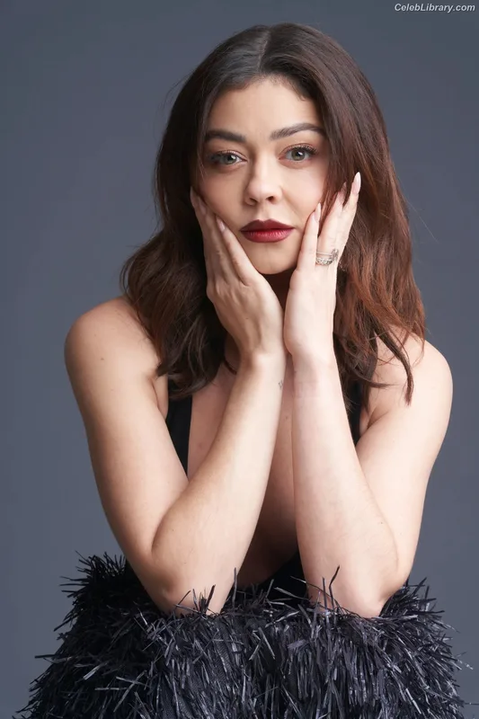 Sarah Hyland photo 4 of 297