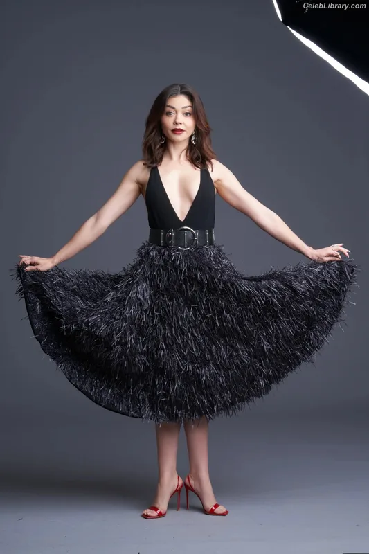 Sarah Hyland photo 7 of 297