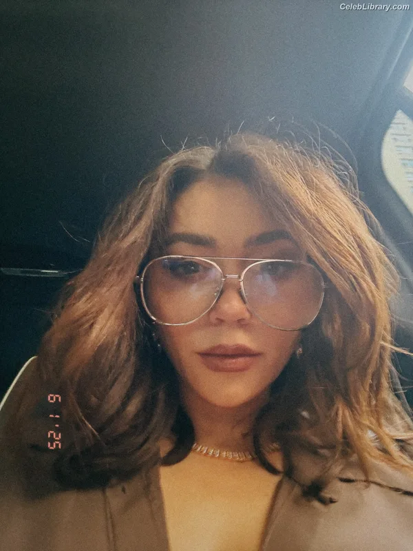 Sarah Hyland photo 11 of 297