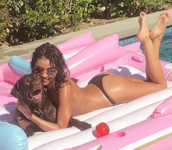 Sarah Hyland photo 16 of 297