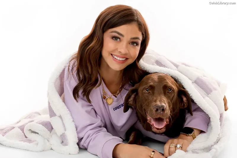 Sarah Hyland photo 2 of 297