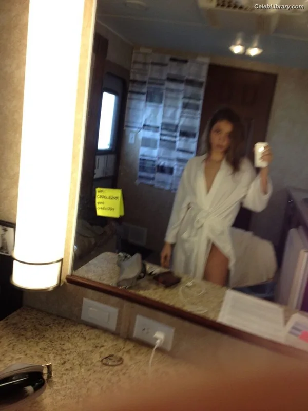 Sarah Hyland photo 12 of 297