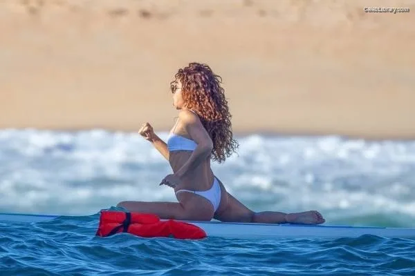 Sarah Hyland photo 11 of 297