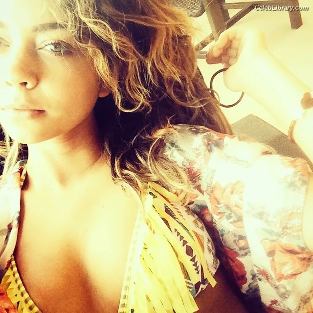 Sarah Hyland photo 10 of 297