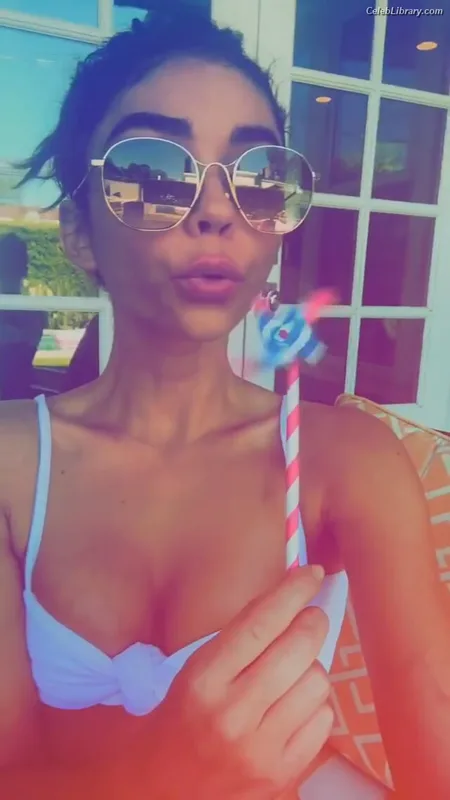 Sarah Hyland photo 16 of 297