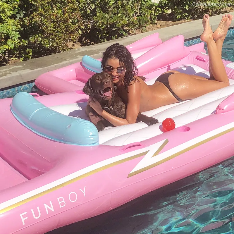 Sarah Hyland photo 19 of 297