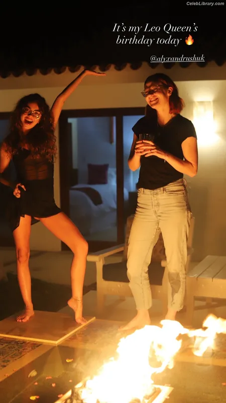 Sarah Hyland photo 20 of 297